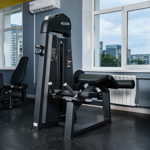 Сгибание ног лежа. DHZ U3001C (Стек 94 кг)